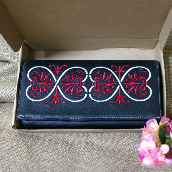 3. Portofel negru broderie rosie