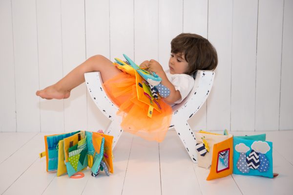 bebelusii citesc carti senzoriale