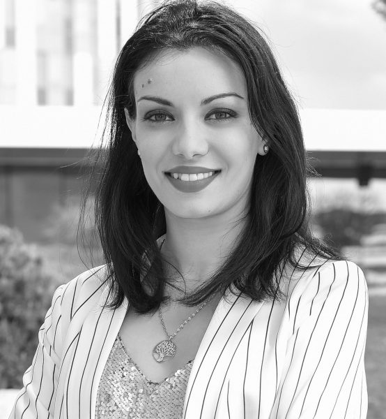 Alexandra Badita portret alb negru 7f0ba651