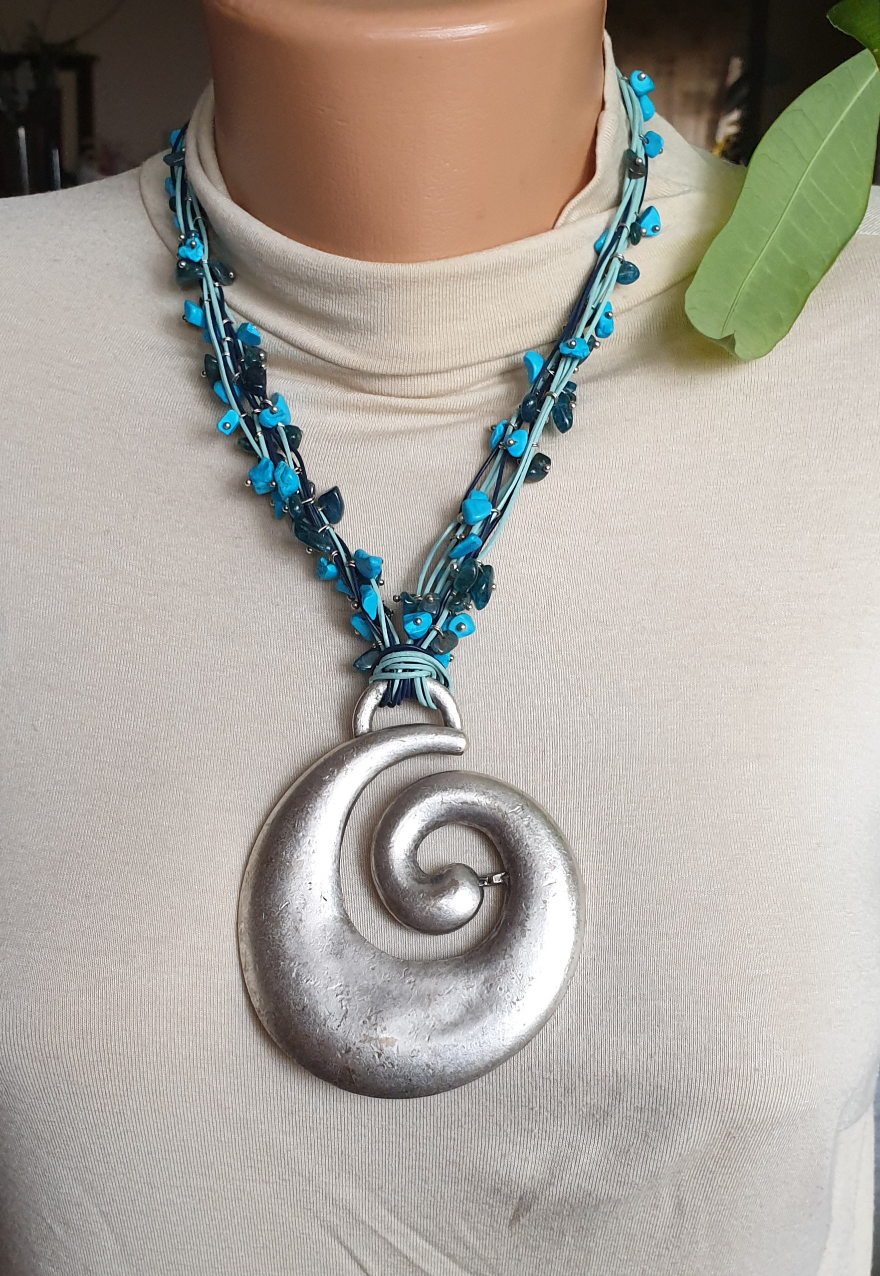 20220127_105931Colier zamak piele albastra-0b01718f