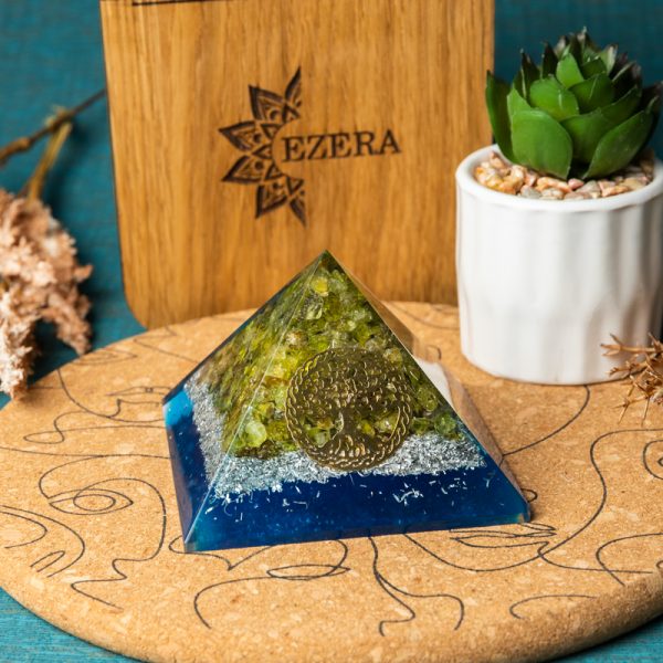 4 Piramida orgonica Debbie din cristale de Peridot cu simbol Copacul Vietii bded34d6