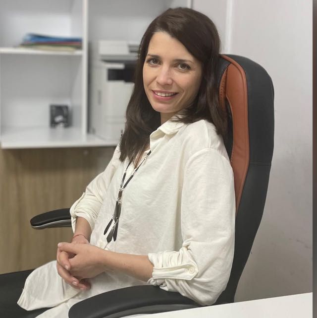 Cristina Gabriela Samoila: În antreprenoriat m-a adus o întâmplare nefericită cu ultimul meu angajator, la care se potrivește de minune zicala „un picior în fund e un pas înainte”. 1 WhatsApp-Image-2026-02-28-at-12.50.36