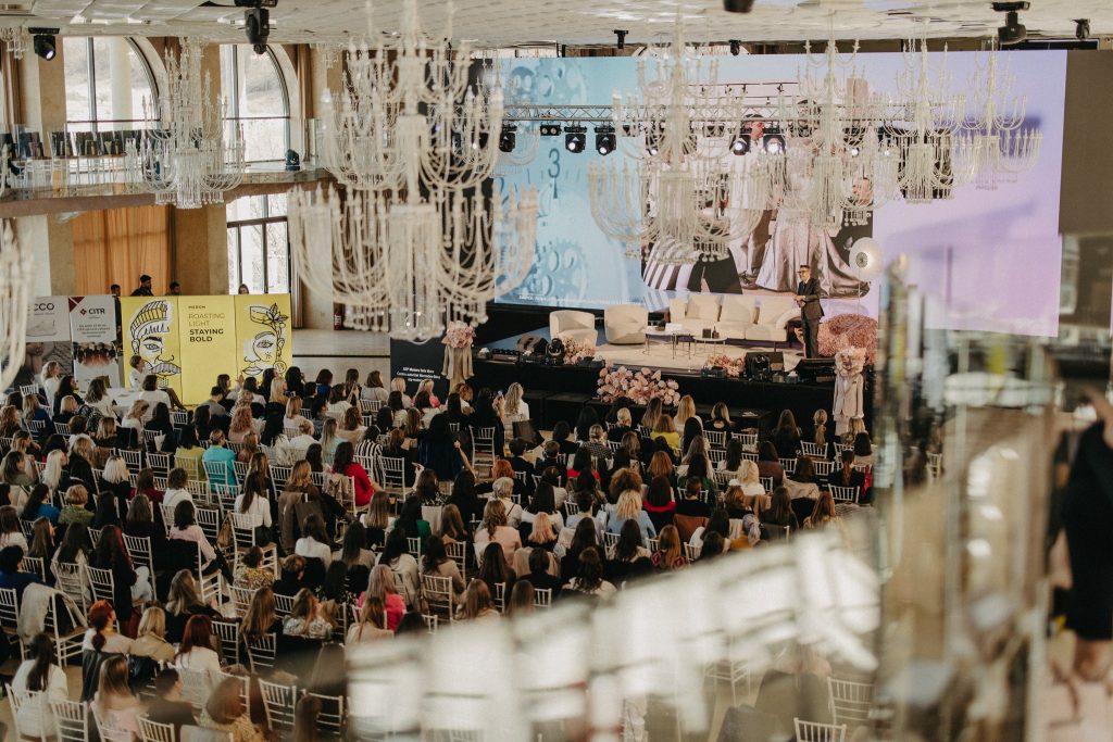 THE WOMAN WONDERLAND 2