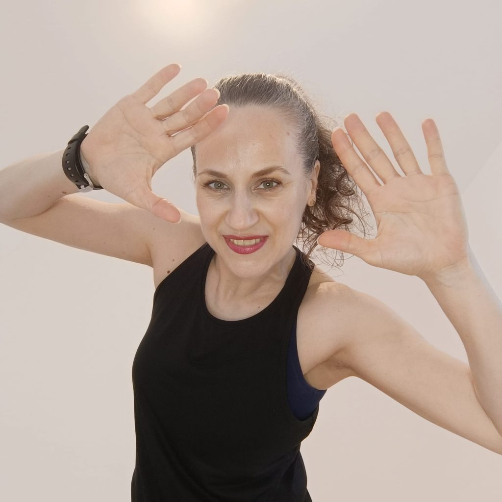 Daniela Ivan: Jocul ne păstrează mintea flexibilă și deschisă către noi perspective 1 DaivDaFit_Daniela-Ivan_Fitness-GLOW_zambind