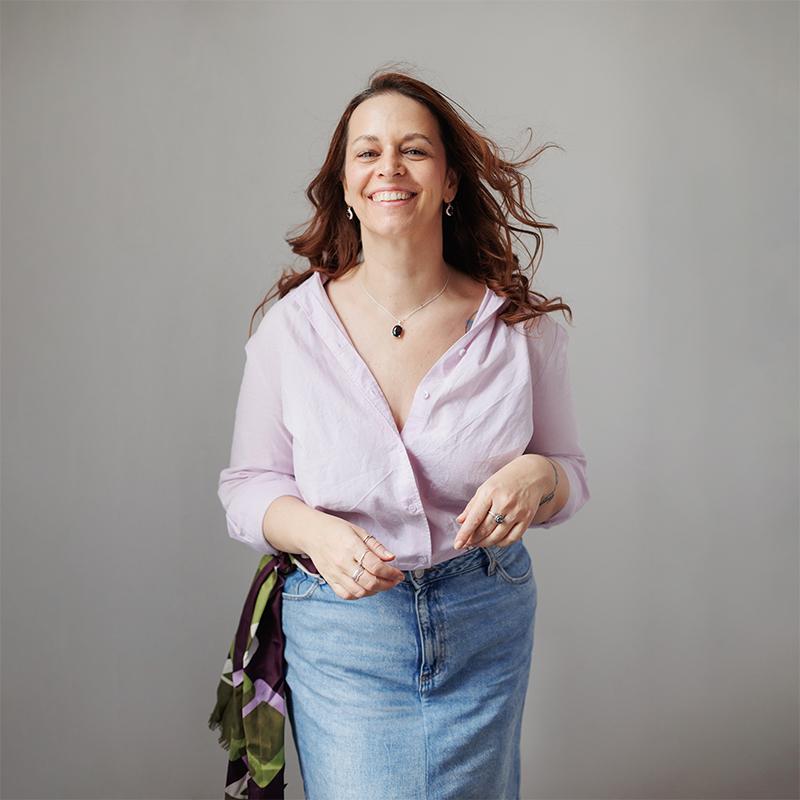 Alina Botica: Să ne privim cu mai multă grijă și blândețe atât în viața personală cât și în business 1 Alina-Botica-fotograf-portret-boudoir-bucuresti-1_800X800