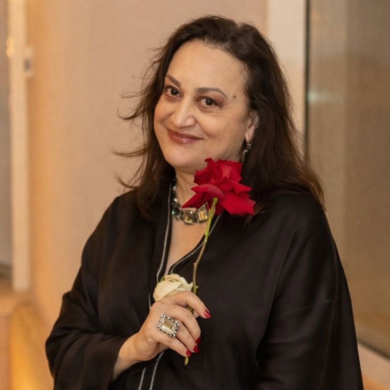 Cristina Beica Vyas: Cea mai greu de făcut muncă nu a fost nici o diplomă. A fost munca cu mine 1 imagine_reprezentativa_800x800_trandafir